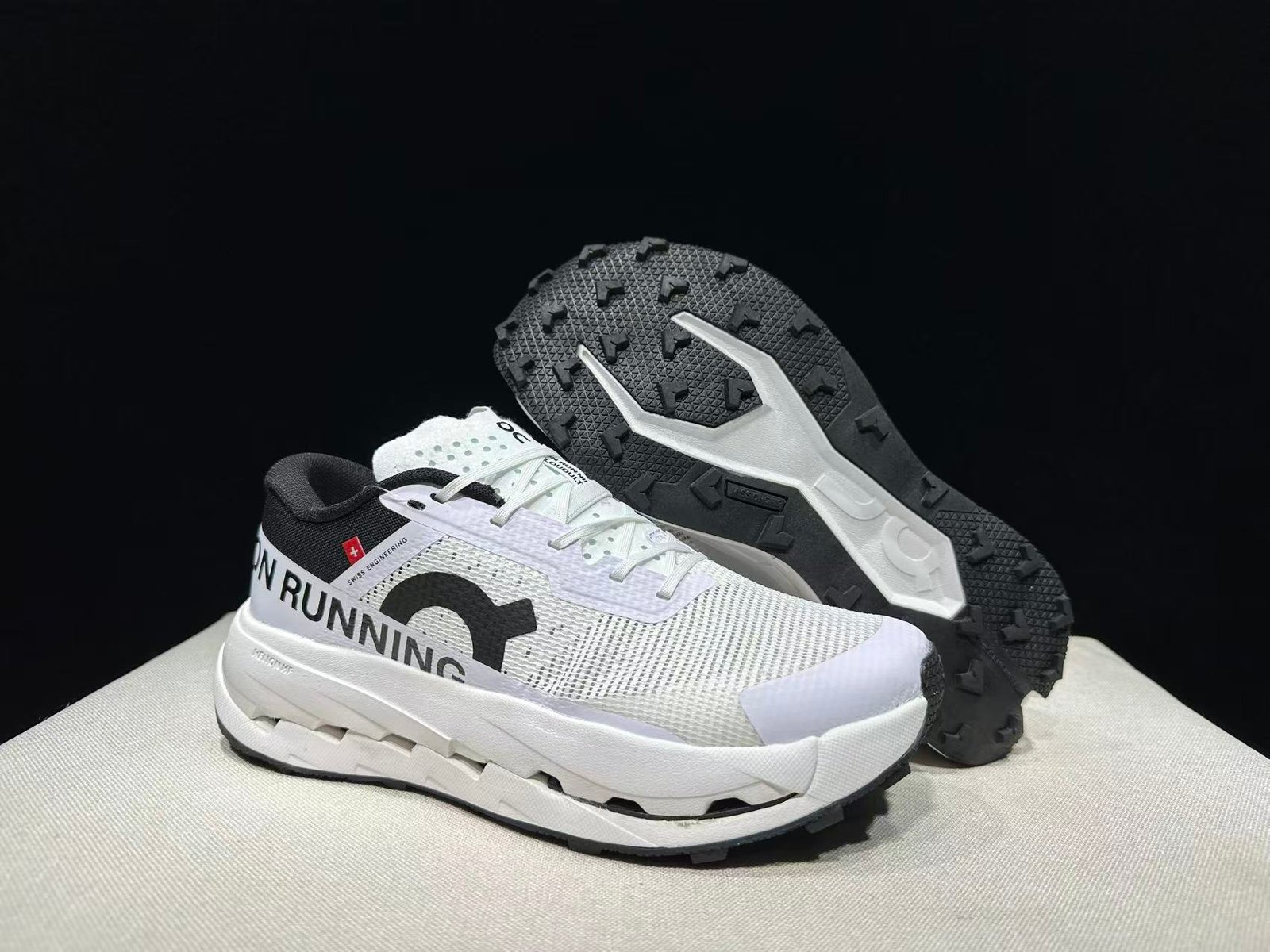 On cloud 😍🖤🤍👟