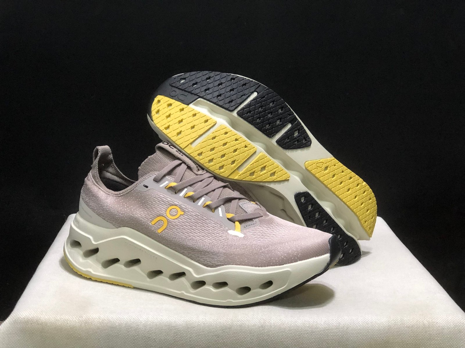 On cloud 💜💛👟