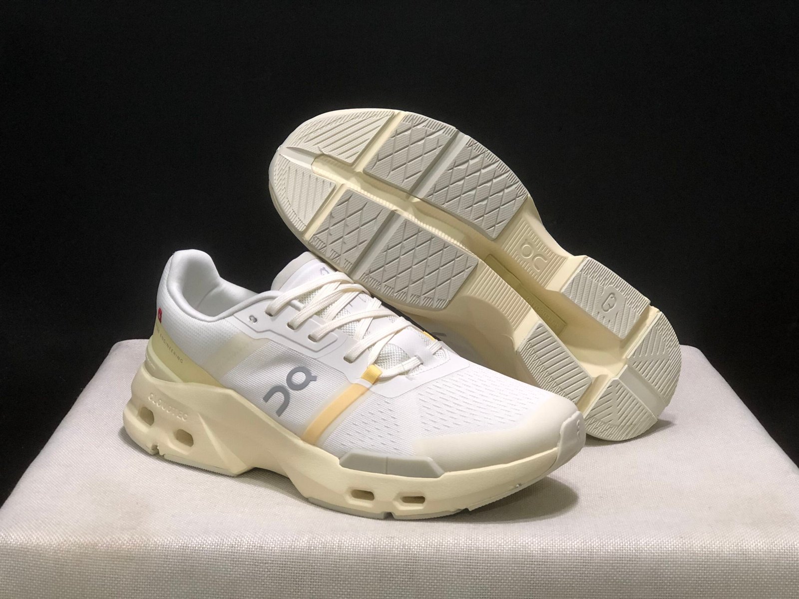 On cloud💛✨👟🤍