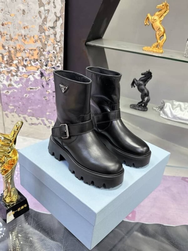 Prada 🖤🖤👢😍